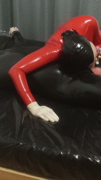 Hete MILF in Een Rode Latex Catsuit Ze Geniet Ervan Met Een Opgesloten Slaaf. Tweede Hoek