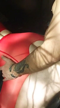 Sexo privado com meias de rede vermelhas, roupa sexy e pose sedutora