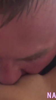 Esposa gostosa de férias leva um enorme facial depois de foder