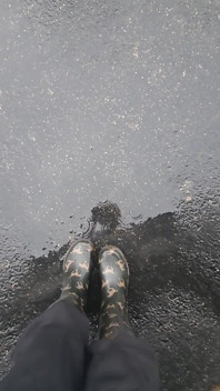 Jeu en bottes, jour de pluie