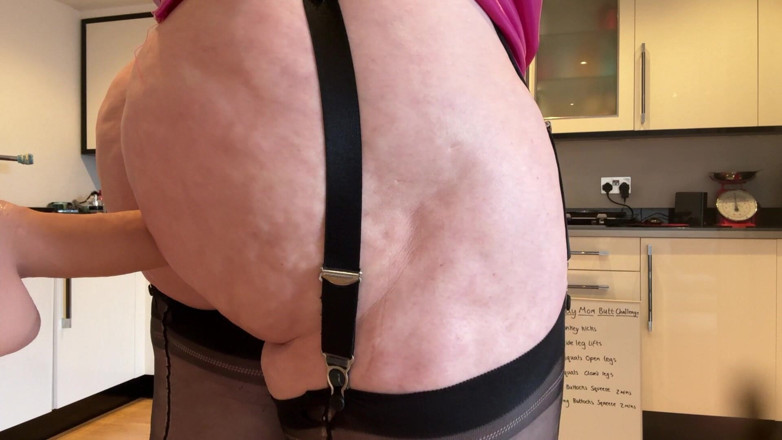 Sophie James: 3 Day Mom Butt Challenge Squeeze the Cum Out of...