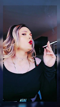 Une salope fume
