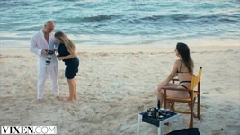 Model VIXEN berkongkek ghairah yang luar biasa di pantai