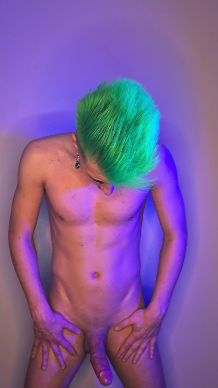Axel Blaise: Twink Strokes it Standing de cabelos verdes