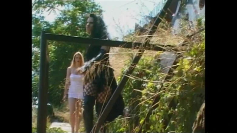 MMV films - The Original: Cocoși uriași pentru o nimfomană obraznică