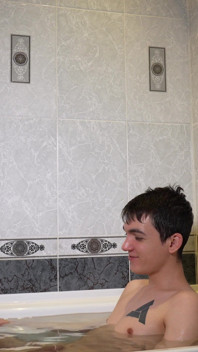 Twink chlapi se spolu koupou a kouří ptáky