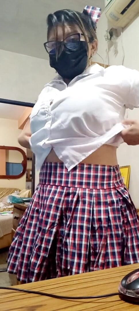 Martin13: 墨西哥女学生进入校长的房间跳舞性感地操他