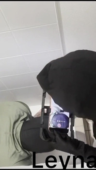 Obličej sedící na mého submisivního a pak mu močím do pusy