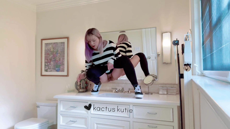 kactus kutie: Desperate Pee in the Sink