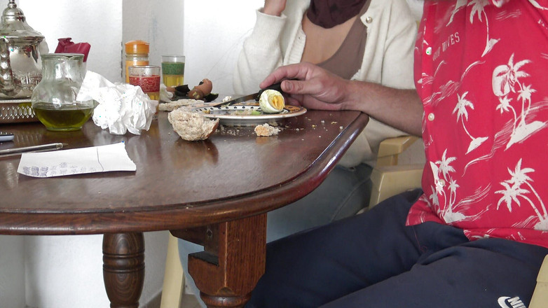 Souzan Halabi: 배다른 아들을 유혹하기 위해 털이 무성한 보지를 보여주는 음란한 터키 계모