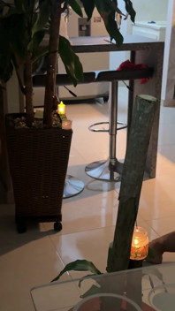 Îi ofer surorii mele vitrege sexy un spectacol hawaiian foarte sexy, se excită și ajung să-mi bag pula drăguță în curul ei uriaș