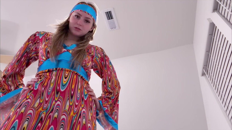 Kink in Time: London Evans Groovy 60s Giantess Dominacja 4K-POV Kurczenie Fantasy czeka!