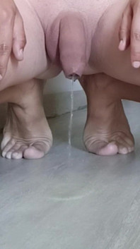 Kencing Semasa Melutut Di Tanah Dengan Kaki Bogel