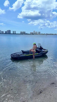 해변에서 Jetski 강사의 자지를 빨고 따먹기