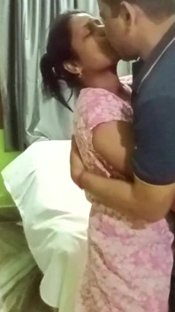 Moglie indiana sposata fa una storia bollente con il fidanzato quando il marito è assente