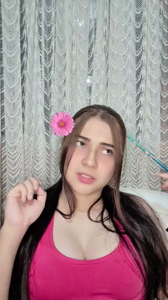 Yuli and tony: Kawan baik saya melancap dan menunjukkan tetek besarnya