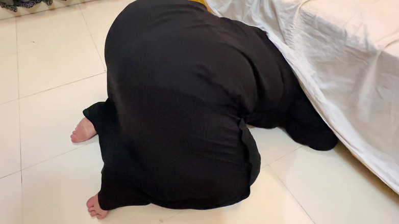 Aria Mia: Arabská sexy služka uvízla, když se uklízí pod postelí - velký...