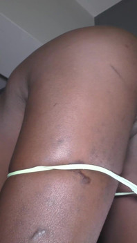 Si jalang hitam bertetek besar mengambil amatur creampie dari belakang