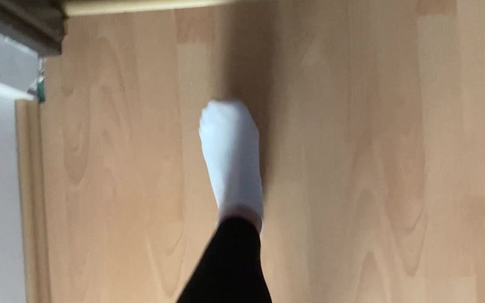 Feet: Chodzenie w białych skarpetkach