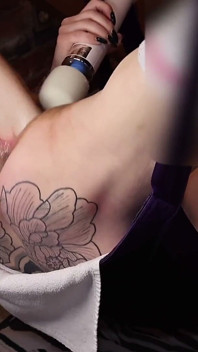 Fisting la moglie sottomessa fino all'orgasmo e la riempie di creampie
