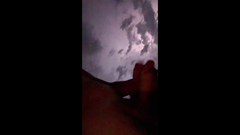 Chase Dixon Butz: Malam hujan di Airbnb