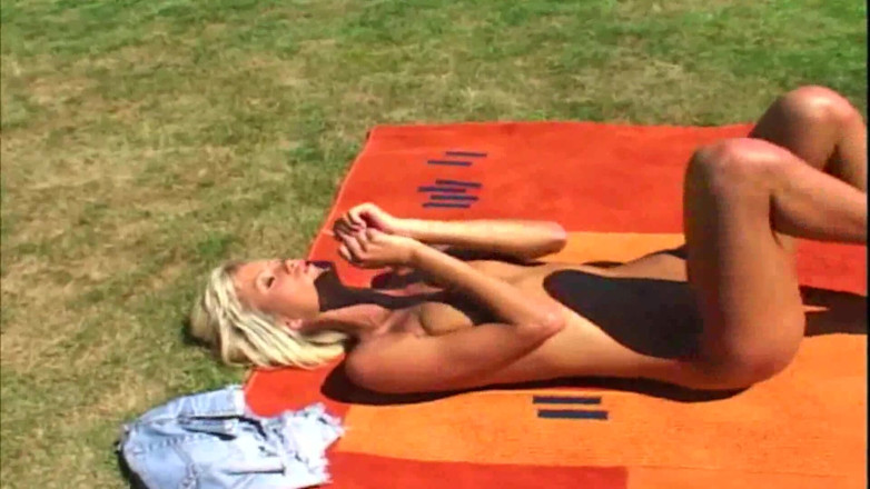 Femdom Sex: Deux jumelles blondes excitées se font baiser dans la nature à...
