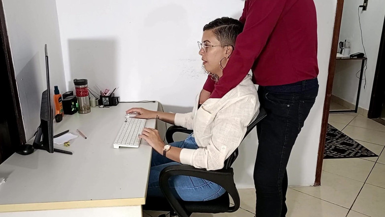 Gabi SweetCouplesStories: Rencontre avec le patron le premier jour de travail.
