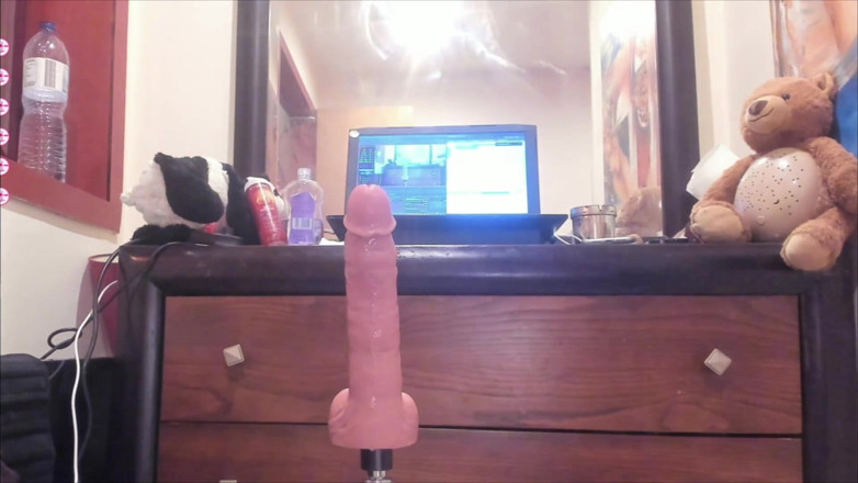 Poppygiirl: Linda garota fodendo profundamente sua buceta apertada, muito creme caindo...