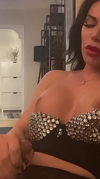 Shemale Turki Asena pancutan mani yang cantik