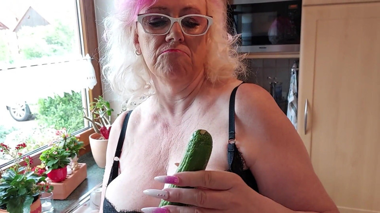 Mature Wanker: Pure Vixky, Když svádí kundu, honíš si bez omezení