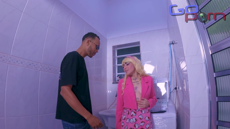 Go porn!: Pria itu datang dari belakang dan meniduri hottie di atas...