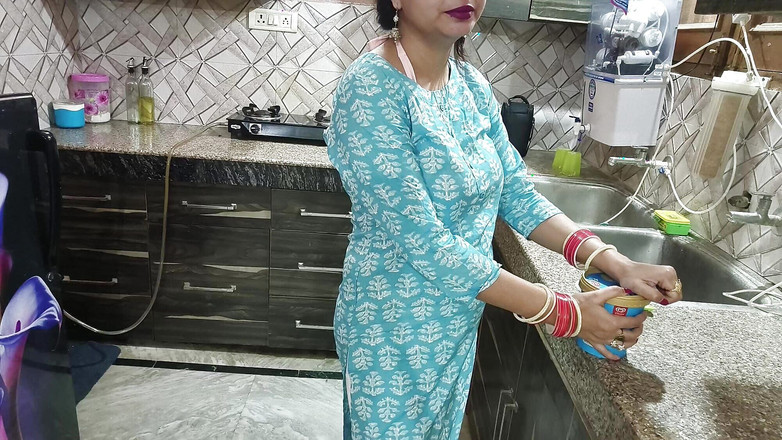 Saarabhabhi6: 부엌 Saarabhabhi Fing에서 쪼이는 보지를 미친 듯이 따먹은 후 그녀를 유혹하기 위해 Saarabhabhi와 섹시한 대화를 나눈 이웃의 소년