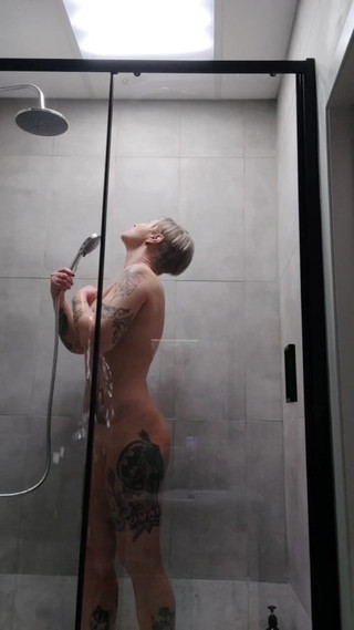 Mistress Nadi Shop: Maîtresse prend une douche