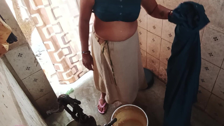 Desi_bhabhi121: नग्न स्नान शो देसी भाभी