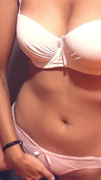 Awek desi seksi melancap dan memancut mani di bilik air