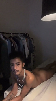 เด็กผู้หญิงตัวเล็กช่วยตัวเอง พูด บ่น และโชว์เท้า