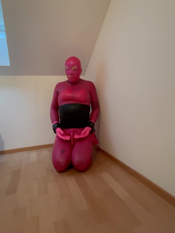 PervyLara: Rosa Rubberdoll Sissy Slavegirl Fullrubber tre latexlager