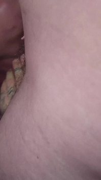 Adore la grassa troie tatuata prende ogni goccia di sperma nella stanza