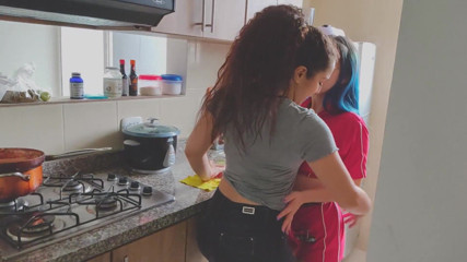 Sara films: Lésbica e sexo a três brincam