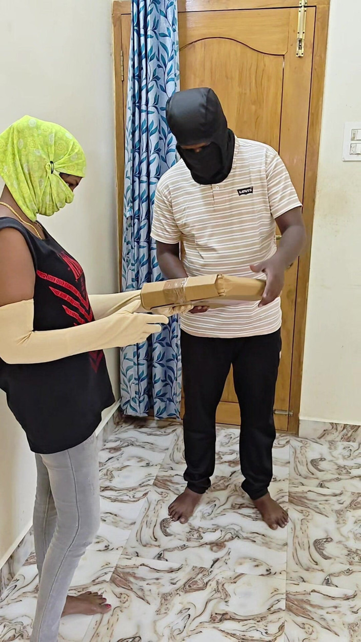 Tamil malkovasana: Delivery Boy Unexpected Fucks Lonely Girl