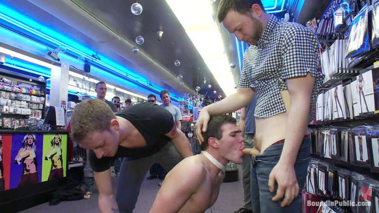 Bound in public: Возбужденные мужчины снимают хуястлер на занятой секс-глухой