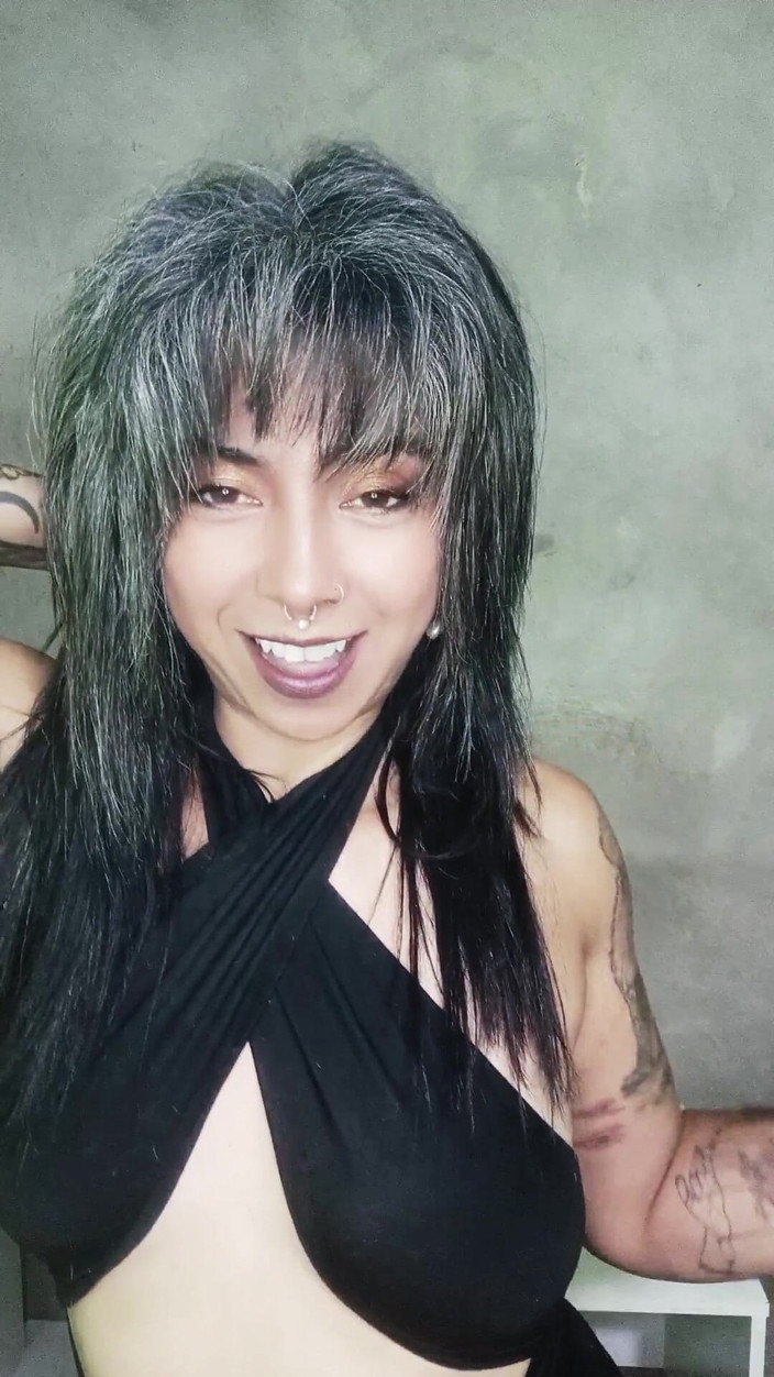 Casia Castro: Fuma con il seno in aria