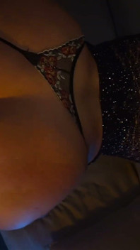 Carol Fox, rubia caliente, follando al estilo perrito con bragas tirada a un lado en el coño con chorreo de leche