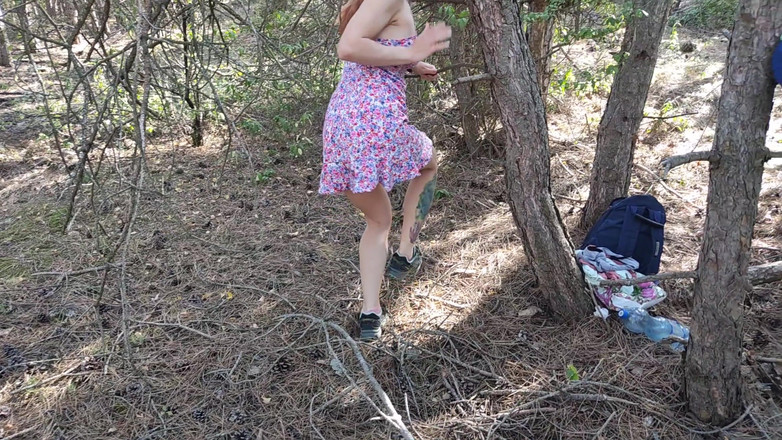 Risky Hairy Couple: Rothaarige riskant masturbieren und pinkeln im wald 4k