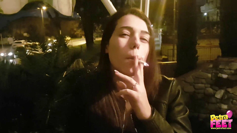 Smokin Fetish: Kouření a foot fetiš venku s roztomilou teenagerkou