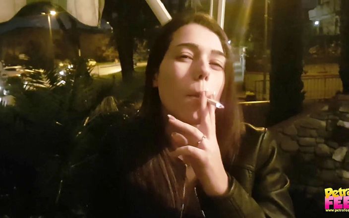Smokin Fetish: Куріння та фут фетиш на відкритому повітрі з милою тінкою