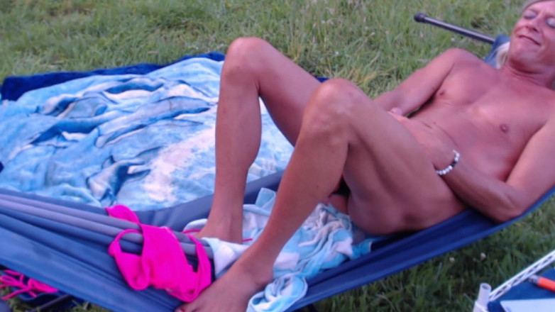 CdSissySarah: Đi tiểu trên võng với tình nhân xem trong một...