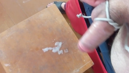 Hot guy solo: Homosexualul îi masturbează pula și ejaculează