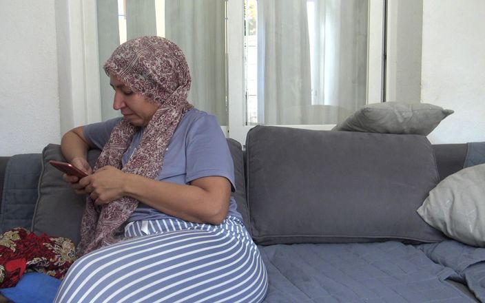 Souzan Halabi: La moglie musulmana infedele tradisce con il suo capo britannico...