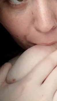 性感的女巨人吮吸自己的奶子并呻吟